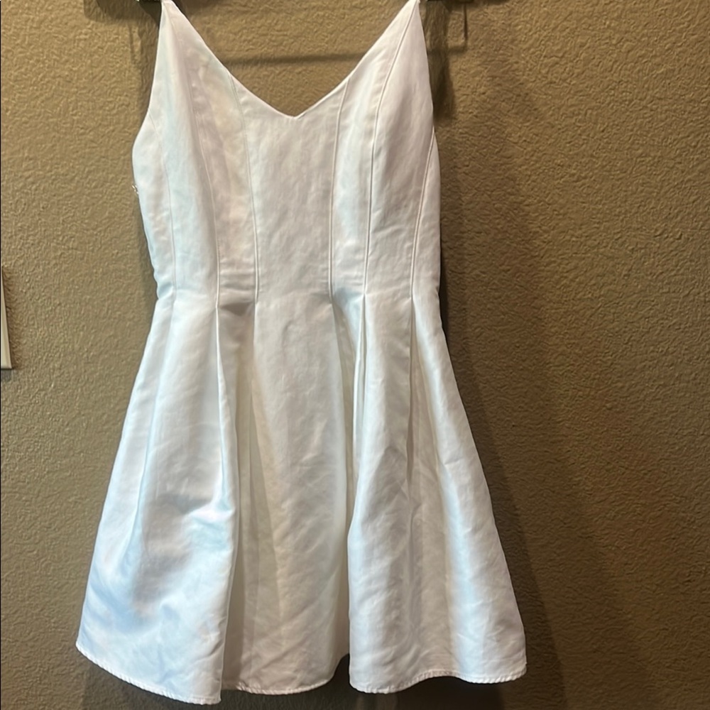 Elegant White Sleeveless Dress